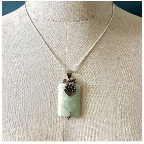 Silver tone jadeite pendant necklace - Picture 1 of 10